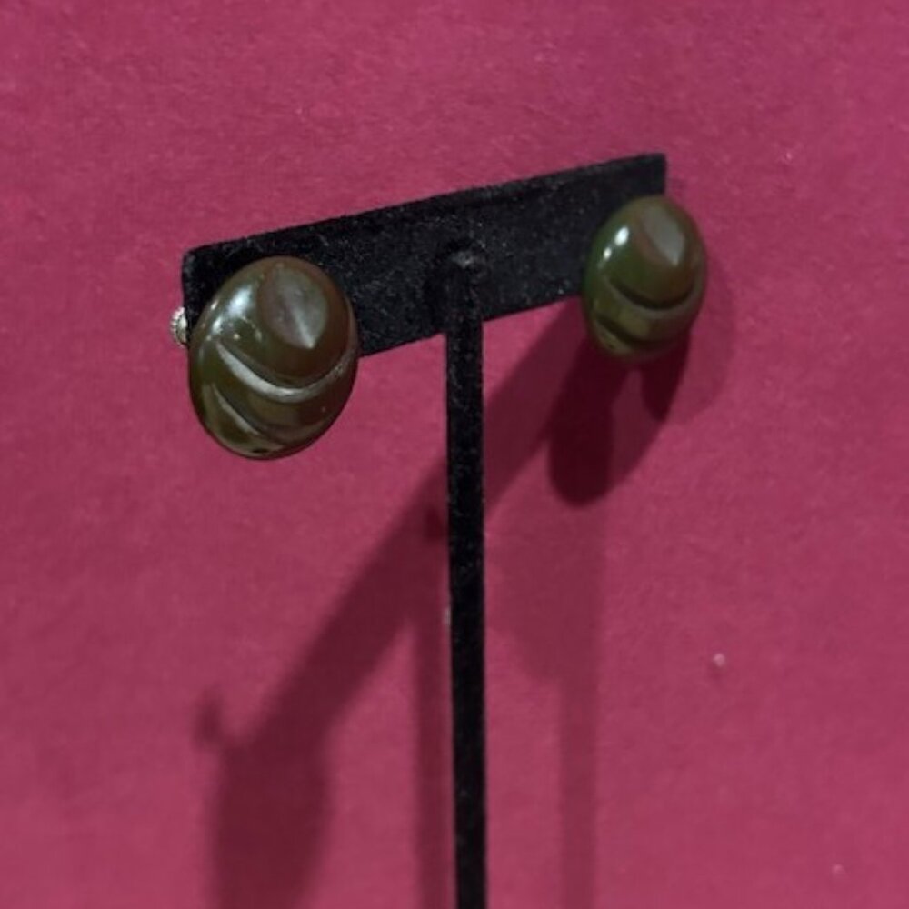 Bakelite Hunter Green Carved Button Earrings - image 6